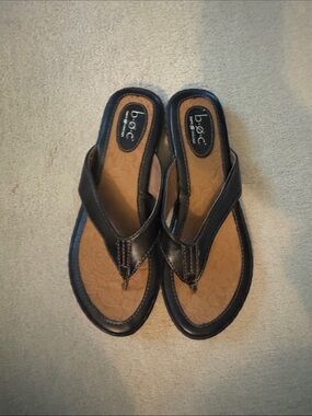 b.o.c. Black Leather Thong Sandals with Tan Footbed